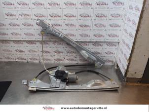 Used Window mechanism 4-door, front right Renault Clio III Estate/Grandtour (KR) 1.2 16V 75 Price on request offered by Autodemontage M.J. Rutte B.V.