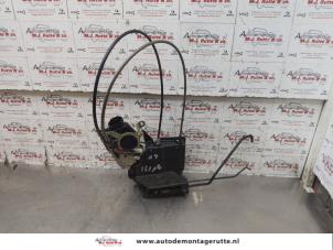 Used Door lock mechanism 4-door, front left Hyundai Accent 1.4i 16V Price on request offered by Autodemontage M.J. Rutte B.V.