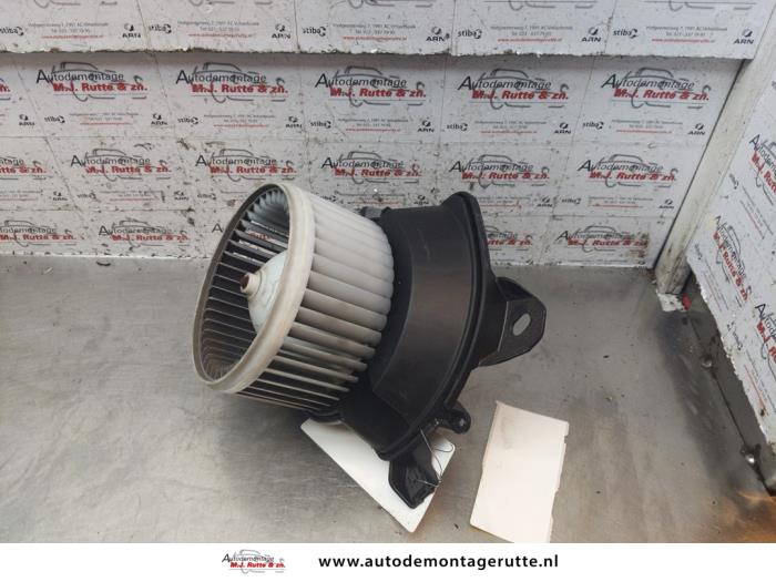 Heating and ventilation fan motor from a Fiat Grande Punto (199) 1.3 JTD Multijet 16V 85 Actual 2010