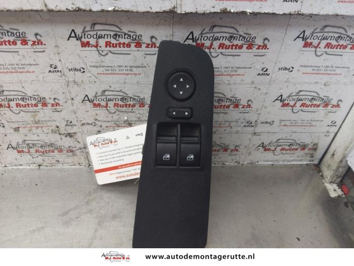 Używane Przelacznik combi okienny Fiat Grande Punto (199) 1.3 JTD Multijet 16V 85 Actual Cena € 25,00 Procedura marży oferowane przez Autodemontage M.J. Rutte B.V.