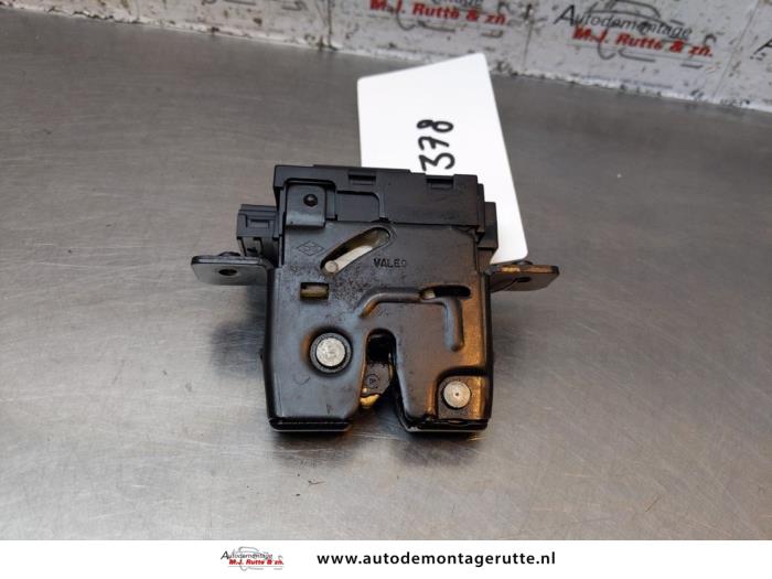 Tailgate lock mechanism from a Nissan Micra (K12) 1.2 16V 2004