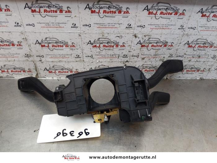 Kombischalter Lenksäule van een Audi A4 Avant (B6) 1.8 T 20V 2004