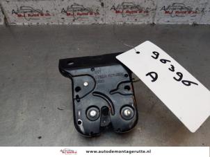Usados Mecanismo de cierre del portón trasero Audi A4 Avant (B6) 1.8 T 20V Precio de solicitud ofrecido por Autodemontage M.J. Rutte B.V.