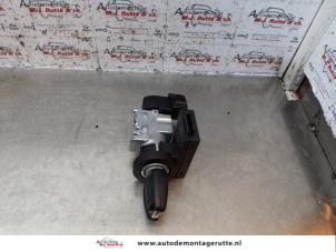 Used Ignition lock + key Opel Vectra B (36) 1.8 16V Ecotec Price on request offered by Autodemontage M.J. Rutte B.V.