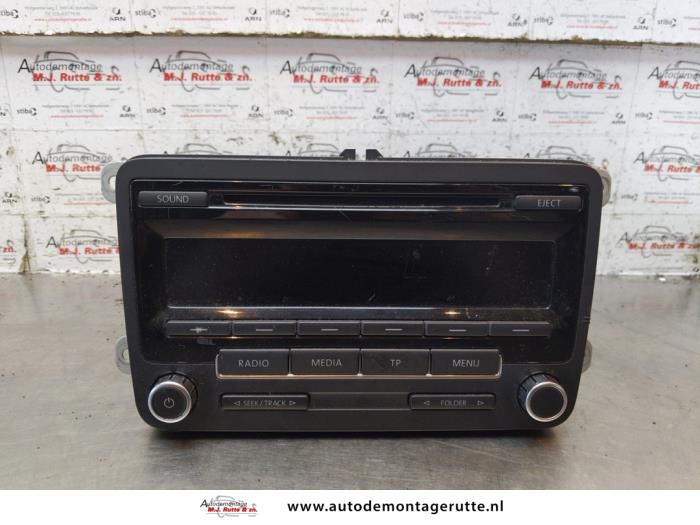 Używane Radio Volkswagen Touran (1T1/T2) 1.6 Cena na żądanie oferowane przez Autodemontage M.J. Rutte B.V.