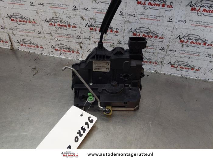 Begagnade Dörrlåsmekanism, 2-dörrars, vänster Fiat Grande Punto (199) 1.4 T-Jet 16V Pris på förfrågan erbjuds av Autodemontage M.J. Rutte B.V.