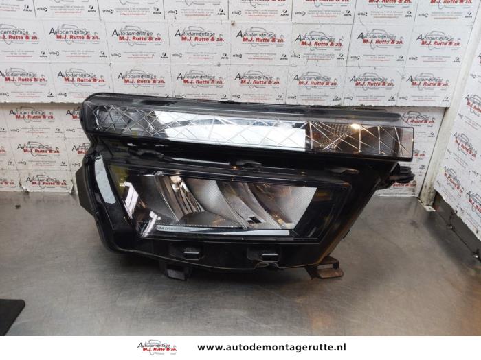 Używane Reflektor prawy Skoda Kamiq 1.0 G-TEC 12V Cena € 400,00 Procedura marży oferowane przez Autodemontage M.J. Rutte B.V.