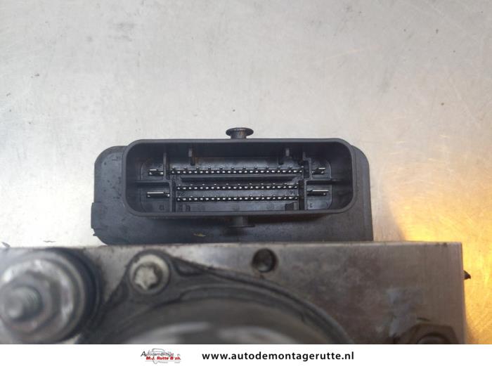 Bomba ABS de un Mercedes-Benz Vito (447.6) 2.2 114 CDI 16V 2015