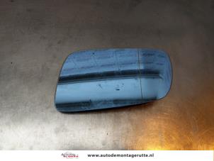 Używane Szyba lusterka lewego Volkswagen Golf IV (1J1) 1.6 16V Cena na żądanie oferowane przez Autodemontage M.J. Rutte B.V.