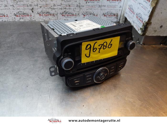 Radio van een Chevrolet Aveo (300) 1.3 D 16V 2012