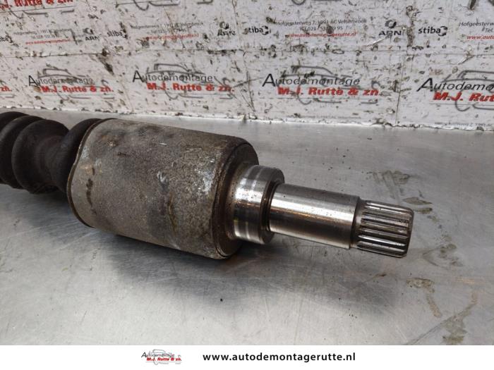 Front drive shaft, right from a Citroën Saxo 1.4i VTR,VTS 2003