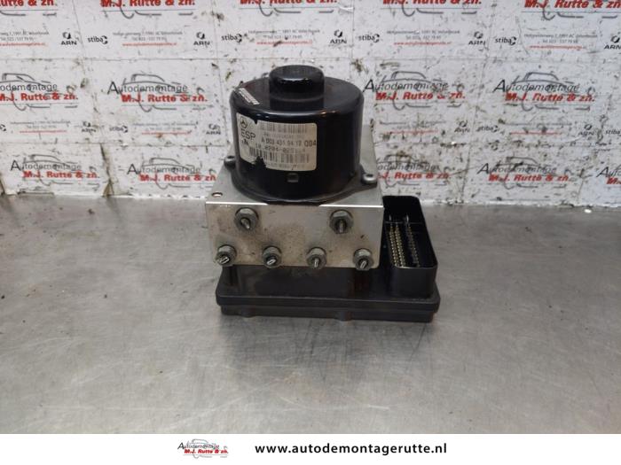 Usagé Pompe ABS Mercedes C Sportcoupé (C203) 2.0 C-200K 16V Prix sur demande proposé par Autodemontage M.J. Rutte B.V.