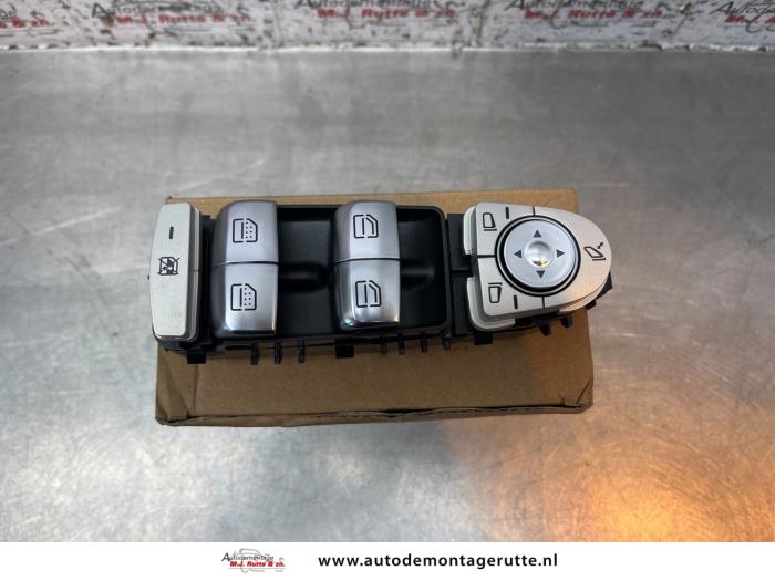 Interruptor combinado de ventanillas de un Mercedes C-Klasse 2018