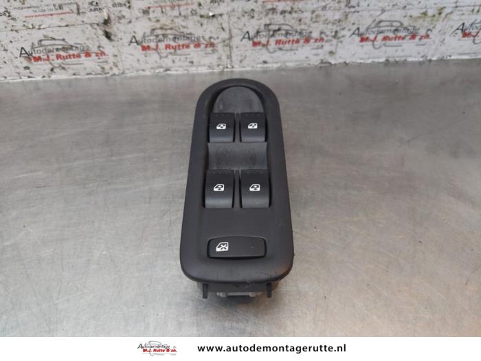 Usados Interruptor combinado de ventanillas Renault Scénic II (JM) 2.0 16V Precio de solicitud ofrecido por Autodemontage M.J. Rutte B.V.