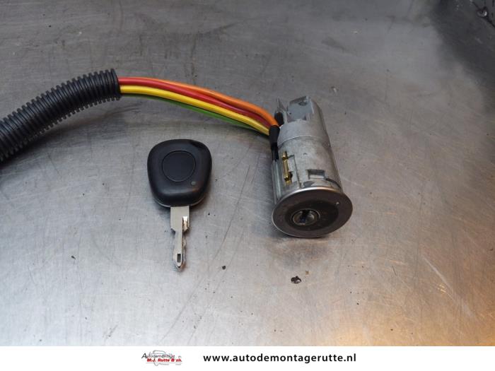 Cerradura de contacto y llave de un Renault Scénic I (JA) 1.6 16V 2003