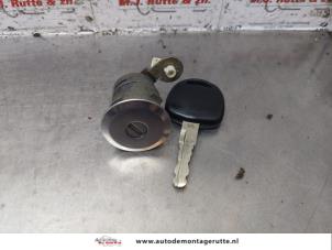 Używane Wkladka zamka drzwiowego prawa Opel Agila (A) 1.2 16V Cena na żądanie oferowane przez Autodemontage M.J. Rutte B.V.