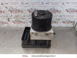 Usados Bomba ABS Volkswagen Polo IV (9N1/2/3) 1.4 16V Precio de solicitud ofrecido por Autodemontage M.J. Rutte B.V.