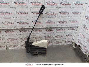 Used Front door lock mechanism 4-door, right Seat Alhambra (7V8/9) 2.0 Price on request offered by Autodemontage M.J. Rutte B.V.