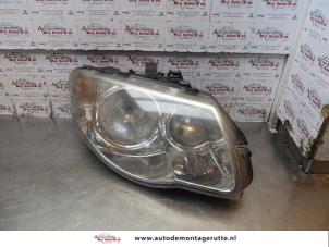 Used Headlight, right Chrysler Voyager/Grand Voyager (RG) 2.8 CRD 16V Autom. Price on request offered by Autodemontage M.J. Rutte B.V.