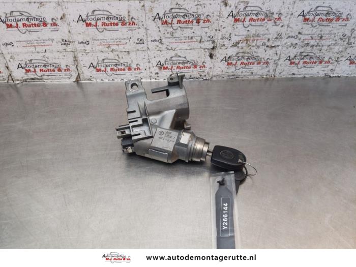 Zündschloss+Schlüssel van een Volkswagen Polo III (6N1) 1.6i 75 1999