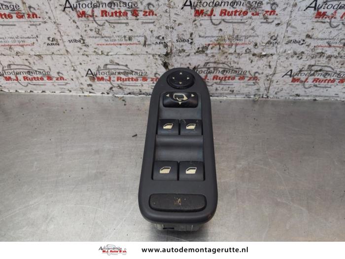 Usados Interruptor combinado de ventanillas Citroen C5 I Break (DE) 2.0 16V Precio € 35,00 Norma de margen ofrecido por Autodemontage M.J. Rutte B.V.