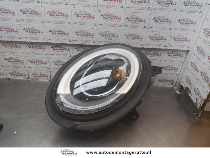 Używane Reflektor lewy Mini Mini Convertible (F57) 1.2 12V One Cena € 200,00 Procedura marży oferowane przez Autodemontage M.J. Rutte B.V.