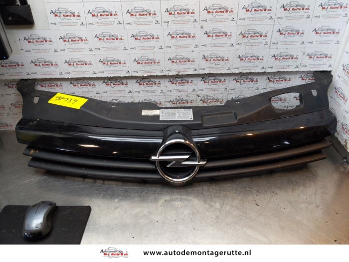 Używane Grill Opel Astra H (L48) 1.6 16V Twinport Cena na żądanie oferowane przez Autodemontage M.J. Rutte B.V.