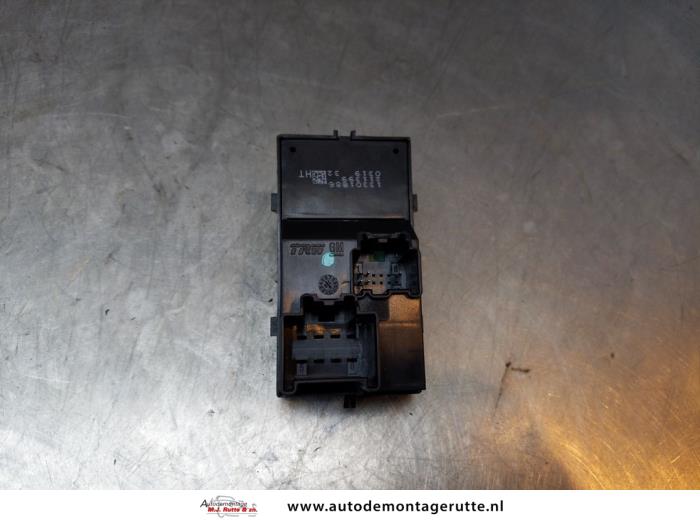 Interruptor de ventanilla eléctrica de un Opel Astra J Sports Tourer (PD8/PE8/PF8) 1.4 16V ecoFLEX 2011