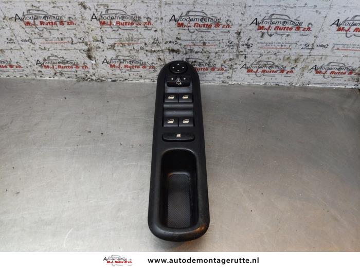 Usados Interruptor combinado de ventanillas Peugeot 407 (6D) 1.6 HDi 16V Precio de solicitud ofrecido por Autodemontage M.J. Rutte B.V.