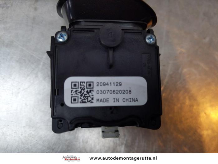 Interruptor de indicador de dirección de un Opel Astra J Sports Tourer (PD8/PE8/PF8) 1.4 16V ecoFLEX 2011