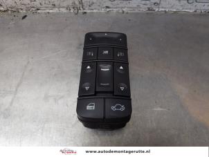 Usados Interruptor combinado de ventanillas Opel Vectra C Caravan 2.2 DIG 16V Precio € 25,00 Norma de margen ofrecido por Autodemontage M.J. Rutte B.V.