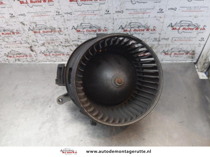 Heating and ventilation fan motor from a Peugeot Boxer (U9) 2.2 HDi 150 2016