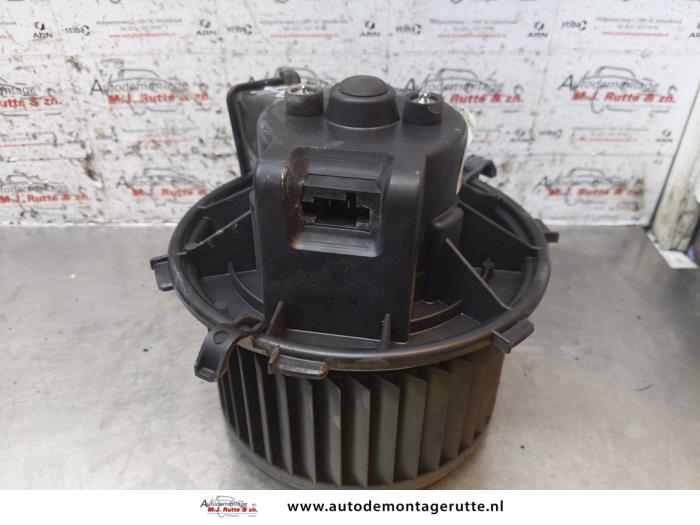 Heating and ventilation fan motor from a Peugeot Boxer (U9) 2.2 HDi 150 2016