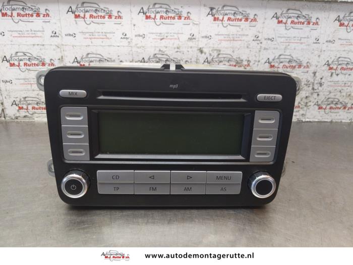 Używane Radio Volkswagen Passat Variant (3C5) 2.0 FSI 16V Cena na żądanie oferowane przez Autodemontage M.J. Rutte B.V.
