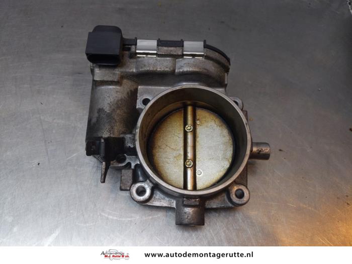 Throttle body from a Mercedes-Benz C Combi (S203) 2.6 C-240 18V 2002