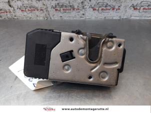 Usagé Mécanique de verrouillage portière arrière camionnette Opel Vivaro 1.9 DI Prix sur demande proposé par Autodemontage M.J. Rutte B.V.
