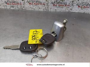 Używane Wkladka zamka drzwiowego lewa Chevrolet Epica 2.5 24V Cena na żądanie oferowane przez Autodemontage M.J. Rutte B.V.
