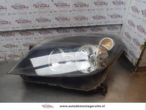 Używane Reflektor lewy Opel Astra H (L48) 1.8 16V Cena € 50,00 Procedura marży oferowane przez Autodemontage M.J. Rutte B.V.