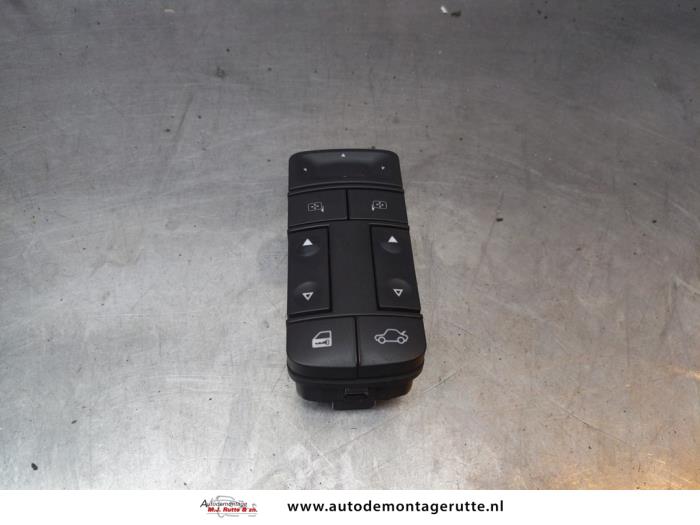 Używane Przelacznik combi okienny Opel Vectra C 1.8 16V Cena € 25,00 Procedura marży oferowane przez Autodemontage M.J. Rutte B.V.