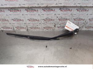 Used Rear wiper arm Mercedes Vito (639.6) 2.2 109 CDI 16V Price on request offered by Autodemontage M.J. Rutte B.V.