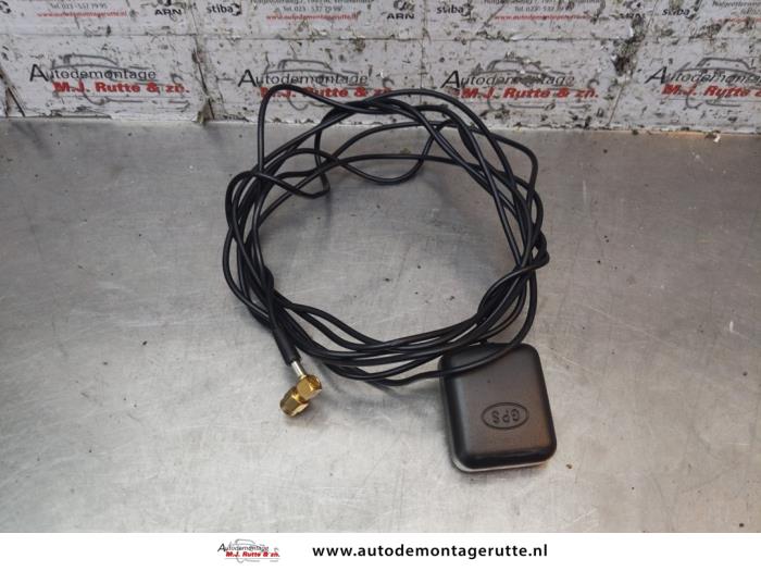 GPS antenna from a Mercedes-Benz Vito (639.6) 2.2 109 CDI 16V 2006
