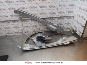 Used Window mechanism 4-door, front right Renault Clio III Estate/Grandtour (KR) 1.2 16V TCE 100 Price on request offered by Autodemontage M.J. Rutte B.V.