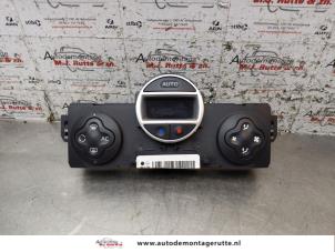 Usados Panel de control de calefacción Renault Clio III Estate/Grandtour (KR) 1.2 16V TCE 100 Precio de solicitud ofrecido por Autodemontage M.J. Rutte B.V.