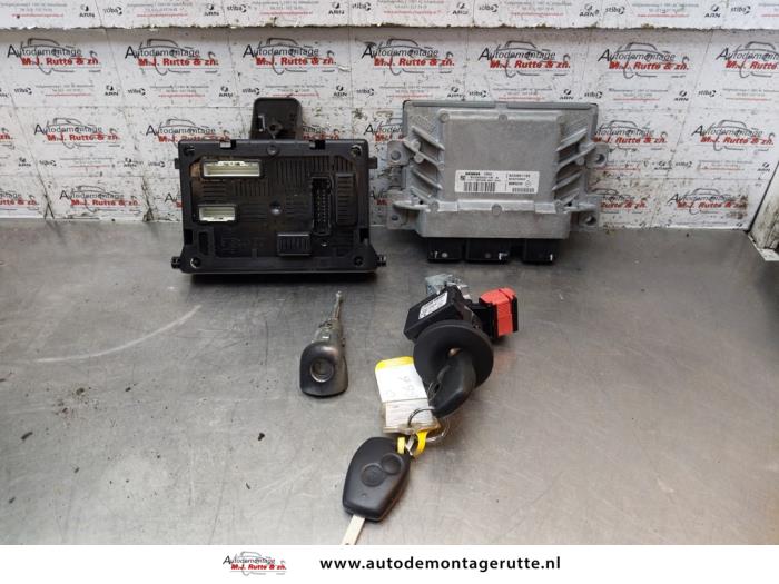 Used Ignition lock + computer Renault Clio III Estate/Grandtour (KR) 1.2 16V TCE 100 Price on request offered by Autodemontage M.J. Rutte B.V.
