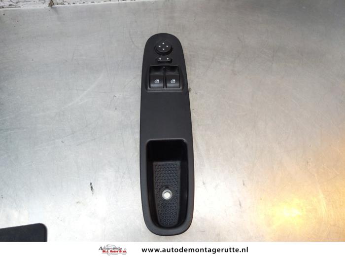 Usados Interruptor combinado de ventanillas Fiat Punto Evo (199) 1.3 JTD Multijet 85 16V Euro 5 Precio de solicitud ofrecido por Autodemontage M.J. Rutte B.V.