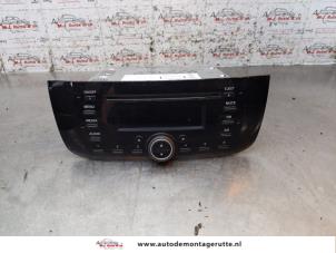 Używane Radio Fiat Punto Evo (199) 1.3 JTD Multijet 85 16V Euro 5 Cena na żądanie oferowane przez Autodemontage M.J. Rutte B.V.