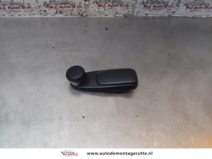 Usados Manivela de ventanilla Peugeot 208 I (CA/CC/CK/CL) 1.2 Vti 12V PureTech 82 Precio € 15,00 Norma de margen ofrecido por Autodemontage M.J. Rutte B.V.