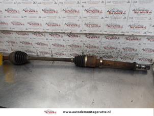 Used Front drive shaft, right Renault Clio III (BR/CR) 1.2 16V 75 Price on request offered by Autodemontage M.J. Rutte B.V.