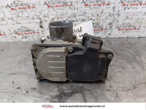 Drosselklappengehäuse van een Smart Fortwo Cabrio (451.4) 1.0 12V 52kW 2007