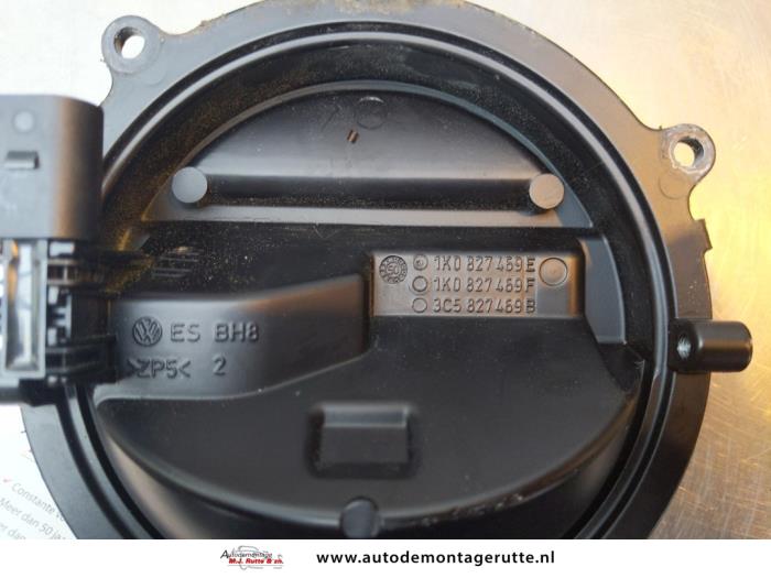 Tailgate handle from a Volkswagen Passat (3C2) 2.0 TDI 16V 140 2005